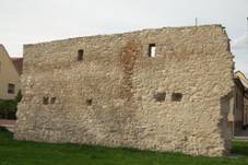 https://upload.wikimedia.org/wikipedia/commons/thumb/c/cc/Slavkov_u_Brna_-_fragment_hradeb_v_Hradebni_ulici_1.jpg/1024px-Slavkov_u_Brna_-_fragment_hradeb_v_Hradebni_ulici_1.jpg