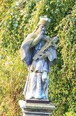 https://upload.wikimedia.org/wikipedia/commons/thumb/5/53/Kn%C3%AD%C5%99ov_-_sochy_svat%C3%A9ho_Josefa_a_svat%C3%A9ho_Vav%C5%99ince.jpg/1280px-Kn%C3%AD%C5%99ov_-_sochy_svat%C3%A9ho_Josefa_a_svat%C3%A9ho_Vav%C5%99ince.jpg