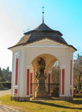 https://upload.wikimedia.org/wikipedia/commons/thumb/9/99/Kaple_se_sochou_svat%C3%A9ho_Jana_Nepomuck%C3%A9ho_v_Lu%C5%BEi_01.jpg/800px-Kaple_se_sochou_svat%C3%A9ho_Jana_Nepomuck%C3%A9ho_v_Lu%C5%BEi_01.jpg