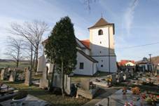 https://upload.wikimedia.org/wikipedia/commons/thumb/2/23/Kostel_sv._Jana_K%C5%99titele_%28Per%C3%A1lec%29_01.JPG/1280px-Kostel_sv._Jana_K%C5%99titele_%28Per%C3%A1lec%29_01.JPG