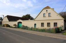File:Sko�enice, old farm.jpg