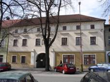 mstsk dm, s omezenm: bez zadnho traktu s pavla