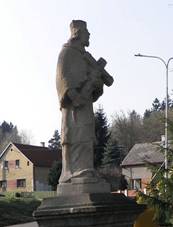 Socha sv J Nepomuckeho Brlozec.JPG