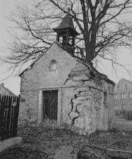 han - kaple sv. Jana a Pavla | zdevastovan obecn kaple sv. Jana a Pavla v havarijnm stavu na potku 90. let 20. stolet