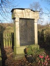 Dlouh Lomnice - pomnk obtem 1. svtov vlky | pedn strana pomnku - prosinec 2011