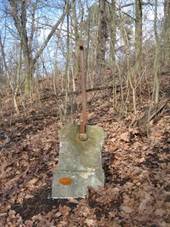 Doupovsk Meziles (Olitzhaus) | elezn k z katastru zanikl vsi v lapidriu na Vintovskm vrchu - bezen 2010