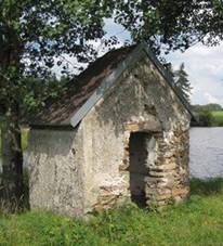 Jesínky - kaple | zchátralá kamenná kaple na hrázi rybníka - září 2010