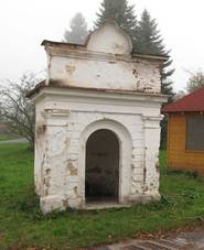 Komrov (Touim), kaplika.jpg