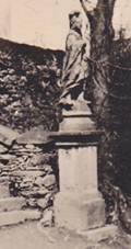 Kozlov - socha sv. Mořice | socha sv. Mořice po pravé straně schodiště ke kostelu Nanebevzetí Panny Marie na historické fotografii z roku 1935