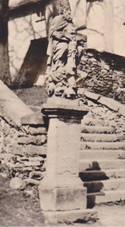 Kozlov - socha sv. Moice | socha sv. Moice po prav stran schodit ke kostelu Nanebevzet Panny Marie na historick fotografii z roku 1935