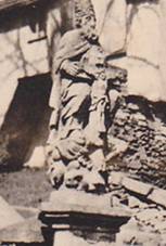 Kozlov - socha sv. Moice | socha sv. Moice po prav stran schodit ke kostelu Nanebevzet Panny Marie na historick fotografii z roku 1935