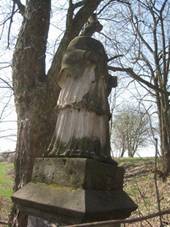 Svinov - socha sv. Jana Nepomuckého | poničená plastika světce - duben 2013