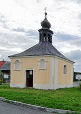 Střed obce s kaplí Panny Marie.