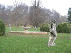 https://upload.wikimedia.org/wikipedia/commons/thumb/7/72/Valec_Chateau_statues.JPG/800px-Valec_Chateau_statues.JPG