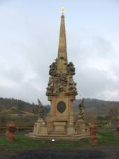 https://upload.wikimedia.org/wikipedia/commons/thumb/e/e6/Column_of_the_Holy_Trinity_in_Valec.JPG/800px-Column_of_the_Holy_Trinity_in_Valec.JPG