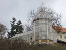 https://upload.wikimedia.org/wikipedia/commons/thumb/2/2a/Valec_Chateau_greenhouse.JPG/800px-Valec_Chateau_greenhouse.JPG