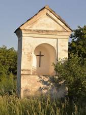 An alcove chapel at the road from Havranky to Hnanice 02.jpg