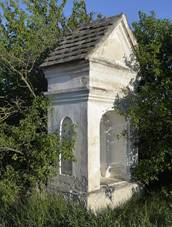 An alcove chapel - south from the road from Havranky to Hnanice 03.jpg