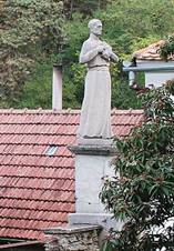 Hlubok Mavky, sochy u koly (2016-09-28; 01).jpg