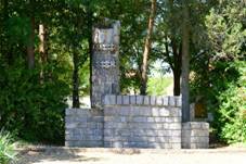 GuentherZ 2015-07-11 (40) Hnanice-Gnadlersdorf Friedhof Faschismusdenkmal.JPG