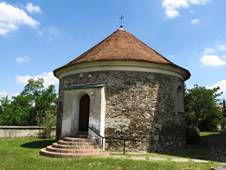 https://upload.wikimedia.org/wikipedia/commons/thumb/b/b7/Kostel_Hr%C3%A1dek_u_Znojma_%284%29.jpg/1024px-Kostel_Hr%C3%A1dek_u_Znojma_%284%29.jpg