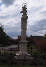 sloup se sochou Panny Marie Immaculaty