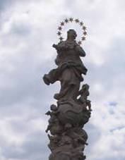 sloup se sochou Panny Marie Immaculaty