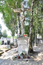 2015-08-10 (244) Jaroslavice-Joslowitz Friedhofskreuz.JPG