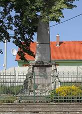 Konice (Znojmo) - pomn�k padl�m.jpg