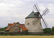 https://upload.wikimedia.org/wikipedia/commons/thumb/5/53/V%C4%9Btrn%C3%BD_ml%C3%BDn_Lesn%C3%A1.jpg/1280px-V%C4%9Btrn%C3%BD_ml%C3%BDn_Lesn%C3%A1.jpg