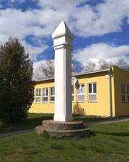 Lukov (okres Znojmo) - pran u kostela.jpg