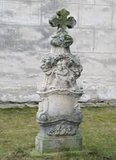 Olbramkostel, nhrobek u kostela.jpg