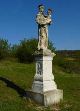 File:Podyj, socha u Popic (2).JPG