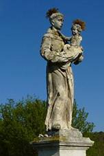 File:Podyj, socha u Popic (2).JPG