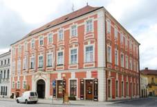 GuentherZ 2010-05-01 0084 Znojmo Masarykovo Nam Unterer Platz Palais Daun.jpg